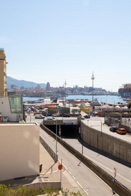 Grande Monolocale Con Parcheggio Interrato Incluso Lägenhet Genua Exteriör bild
